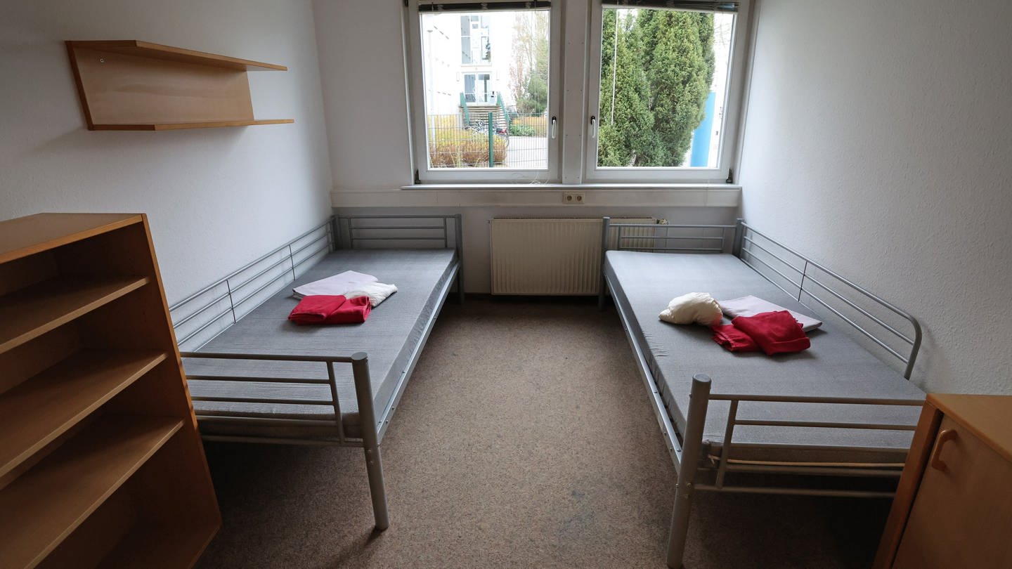 Unterkunft für Geflüchtete mit zwei Betten: Symbolbild für Debatte um LEA in Fellbach (Foto: dpa Bildfunk, picture alliance/dpa | Bernd Wüstneck)