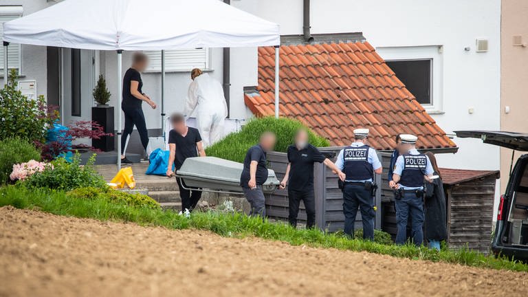 Nach der Gewalttat von Eberdingen-Nußdorf wurden am Freitag drei Tote mit einem Leichenwagen abtransportiert. (Foto: dpa Bildfunk, picture alliance/dpa | Christoph Schmidt)