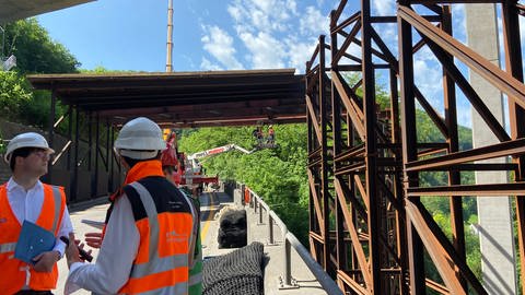 An der neuen Bahnbrücke der Neubaustrecke Wendlingen-Ulm wird an diesem Wochenende ein Dach abgebaut. Es war zum Schutz des Verkehrs auf der A8 in Richtung München aufgebaut worden. (Foto: SWR, Foto: Nicole Florié)