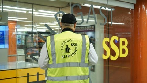 Ein Mann trägt eine Warnweste mit der Aufschrift "SSB Fahrgastbetreuung" (Foto: SSB)