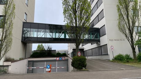 Das Gelände in der Erich-Herion-Straße in Fellbach könnte eine LEA eröffnet werden. Das ehemalige Unternehmensgebäude biete zwar Büroräume für den Umbau, dafür aber nicht genügend Freiflächen für Geflüchtete, so die Stadt. 