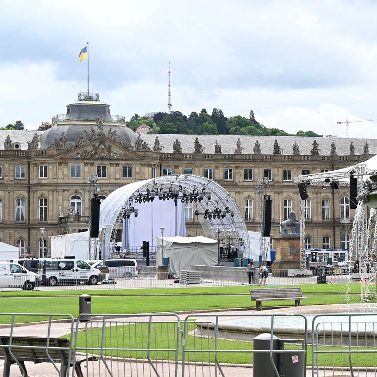 Eine Tribüne wird auf dem Schloßplatz für den Katholikentag (25.-29. Mai 2022) aufgebaut. (Foto: dpa Bildfunk, picture alliancedpa  Bernd Weißbrod)