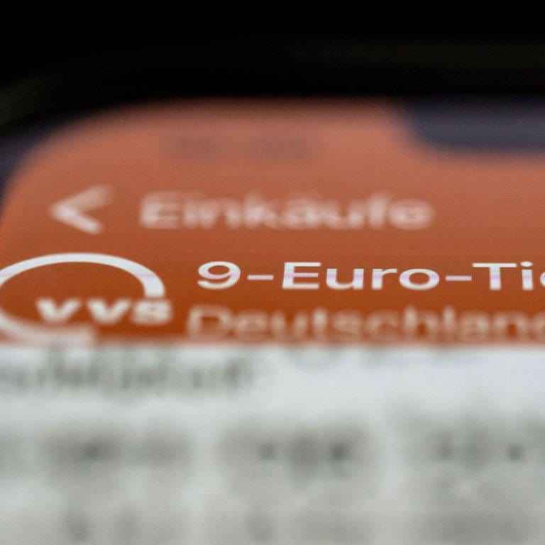 Auf dem Display eines Smartphones ist das 9-Euro-Ticket des VVS zu sehen. (Foto: dpa Bildfunk, picture alliance/dpa | Marijan Murat)
