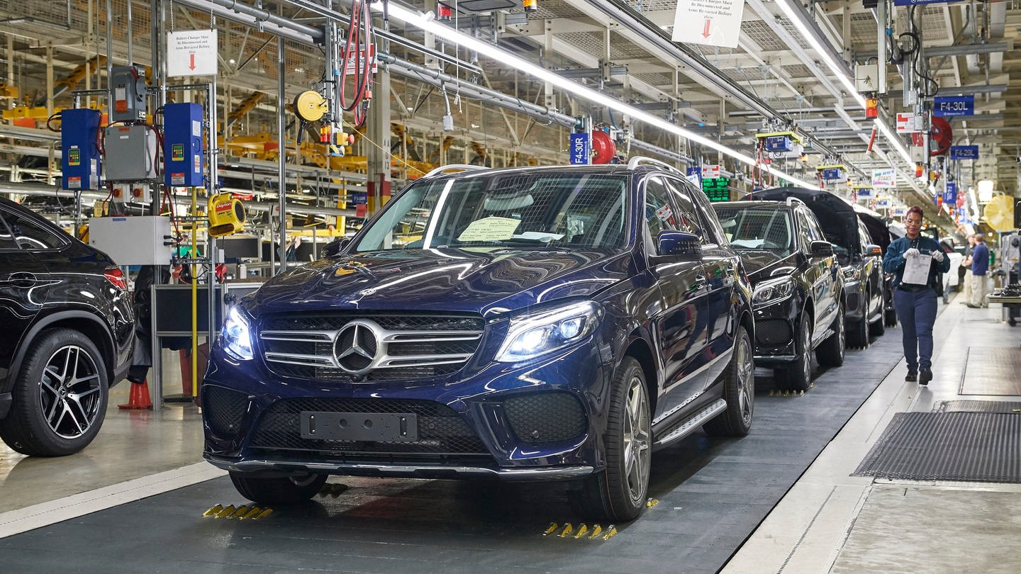 Das Modell GLS von Mercedes-Benz steht auf einem Föderband in einer Autofabrik. (Foto: picture-alliance / Reportdienste, Picture Alliance)