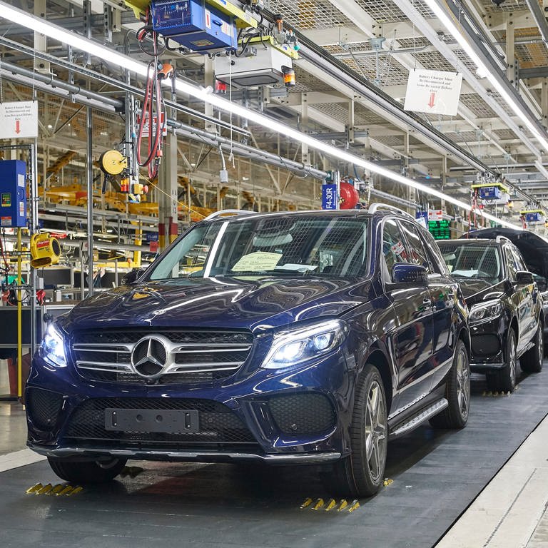 Das Modell GLS von Mercedes-Benz steht auf einem Föderband in einer Autofabrik.