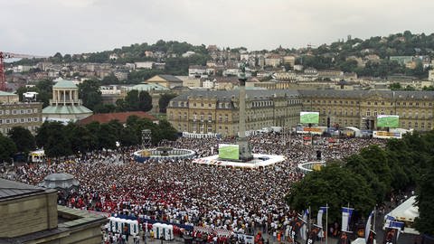 Tausende Menschen beim Public Viewing auf dem Schloss Stuttgart. (Foto: dpa Bildfunk, Marijan Murat)