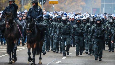 Polizisten begleiten KSC Fans zum Stadion in Stuttgart (Foto: dpa Bildfunk, Christoph Schmidt)