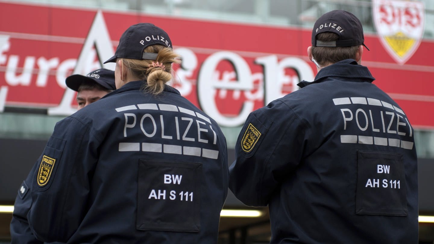 Zwei Polizisten stehen am Stuttgarter Stadion, der MHP Arena. (Foto: dpa Bildfunk, Marijan Murat)