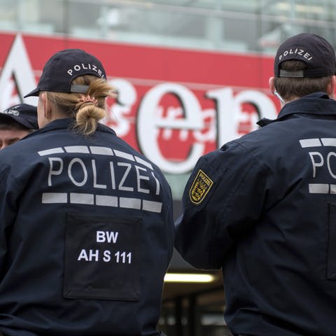 Zwei Polizisten stehen am Stuttgarter Stadion, der MHP Arena.  (Foto: dpa Bildfunk, Marijan Murat)