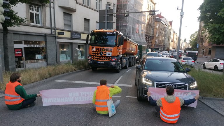 Klimaaktivisten der Initiative "letzte Generation" blockieren eine Straße in der Stuttgarter Innenstadt.