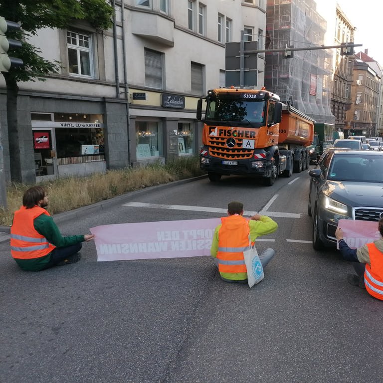 Klimaaktivisten der Initiative "letzte Generation" blockieren eine Straße in der Stuttgarter Innenstadt. (Foto: Andreas Rosar Fotoagentur)
