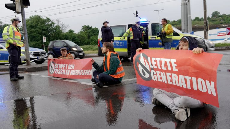 Letzte Generation blockiert Straße in Stuttgart