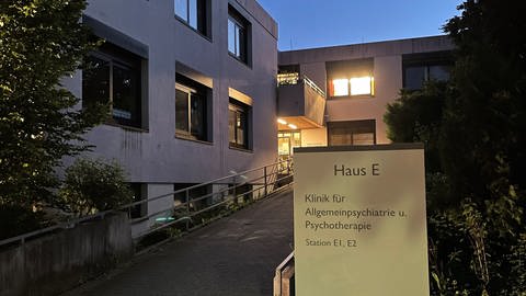 Die Psychiatrie in Winnenden. Es wird geprüft, ob das Gebäude für einen Neubau für den Maßregelvollzug abgerissen wird.  (Foto: SWR, Laura Schindler)
