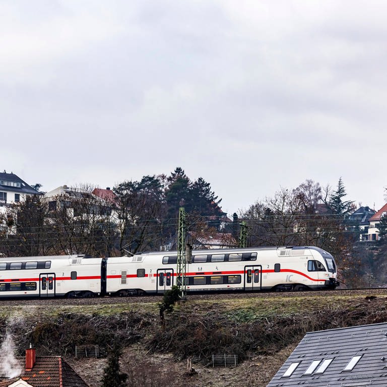 Ein IC auf der Gäubahn in Stuttgart (Foto: IMAGO, IMAGO / Arnulf Hettrich)