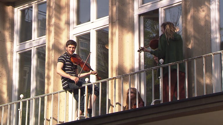 Musiker auf einem Balkon beim PODIUM Festival Esslingen (Foto: SWR)