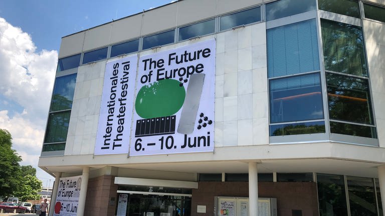 Ein großes Bannerbild am Stuttgarter Staatstheater wirbt für das Theaterfestival "Future of Europe". (Foto: SWR, Foto: Verena Neuhausen)