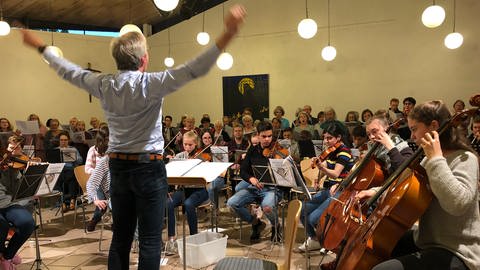 Orchsterprobe mit Dirigent in Ditzingen (Foto: SWR)