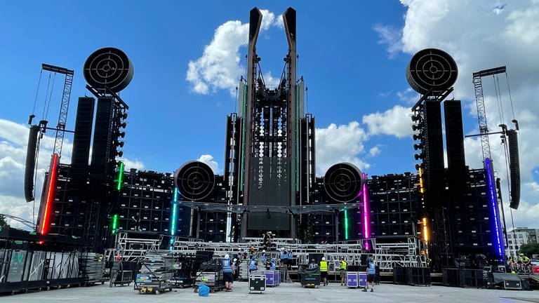 Die gigantische Rammstein-Bühne mit den charakteristischen Spitzen auf dem Cannstatter Wasen steht schon. (Foto: SWR)