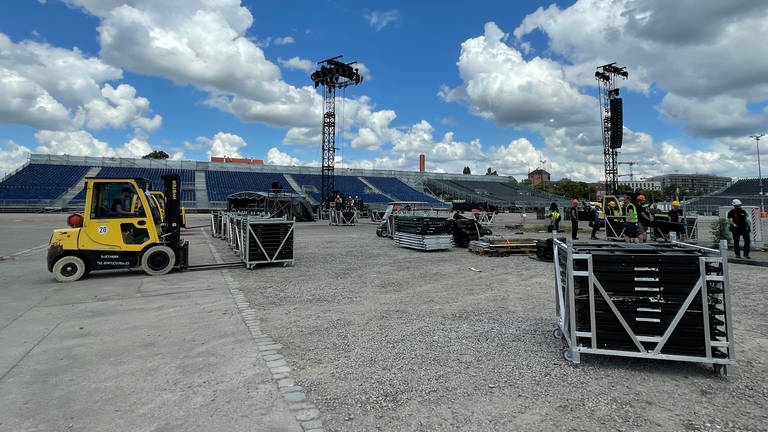 Auf dem Wasen-Gelände werden Absperrgitter aufgebaut für die Rammstein-Konzerte (Foto: SWR)