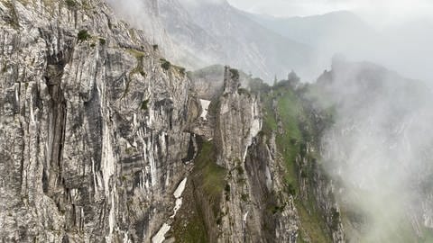 An diesem Berghang des Höhenzugs Wilder Kaiser in der Nähe des Spripsenjochs ist es zu dem Felssturz gekommen.  (Foto: dpa Bildfunk, picture alliance/dpa/APA | Zoom.Tirol)