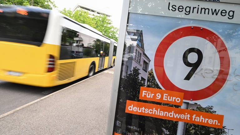 9-Euro-Ticket mit Bus (Foto: dpa Bildfunk, picture alliance/dpa | Bernd Weißbrod )