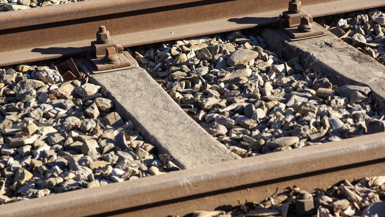 Auf der Bahnstrecke zwischen Stuttgart-Obertürkheim und Untertürkheim hatte sich der Schotter abgesenkt. Es kommt immer noch zu Verspätungen. (Foto: IMAGO, IMAGO / Panthermedia)