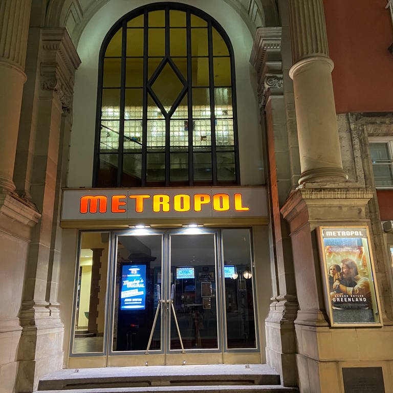 Ein paart Treppenstufen führen hinauf zum Metropol-Kino (Foto: picture-alliance / Reportdienste, Marijan Murat)