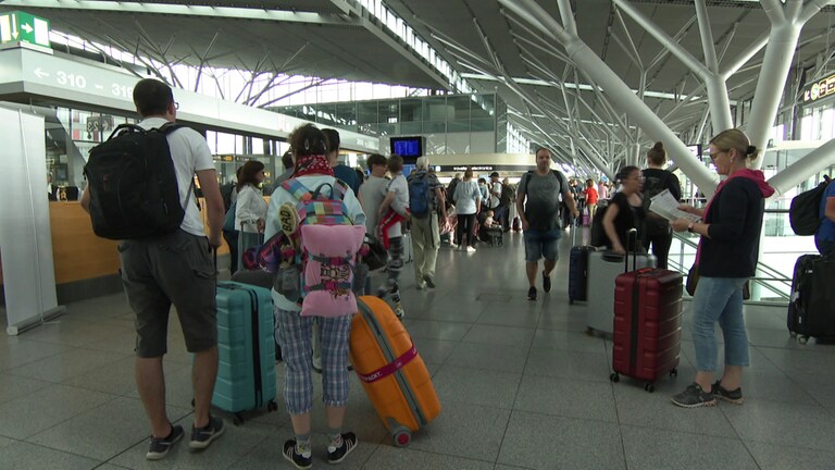 Wegen Personalmangel am Stuttgarter Flughafen müssen Reisende sich auf längere Wartezeiten im Sommer einstellen.