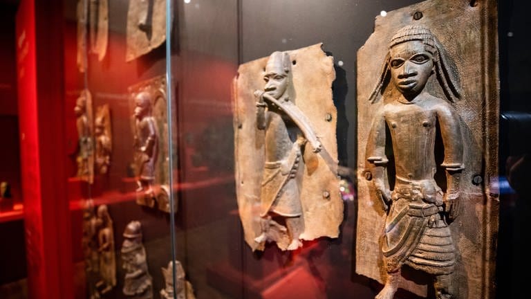 Verschiedene Reliefplatten aus Nigeria, sind in der „Afrika“ Ausstellung im Lindenmuseum in Stuttgart zu sehen. Im nächsten Jahr sollen deutsche Museen erste Kunstschätze der als Raubgut geltenden Benin-Bronzen an Nigeria zurückgegeben - Das Linden-Museum hat mehr als 60 dieser Bronzen in seiner Sammlung.