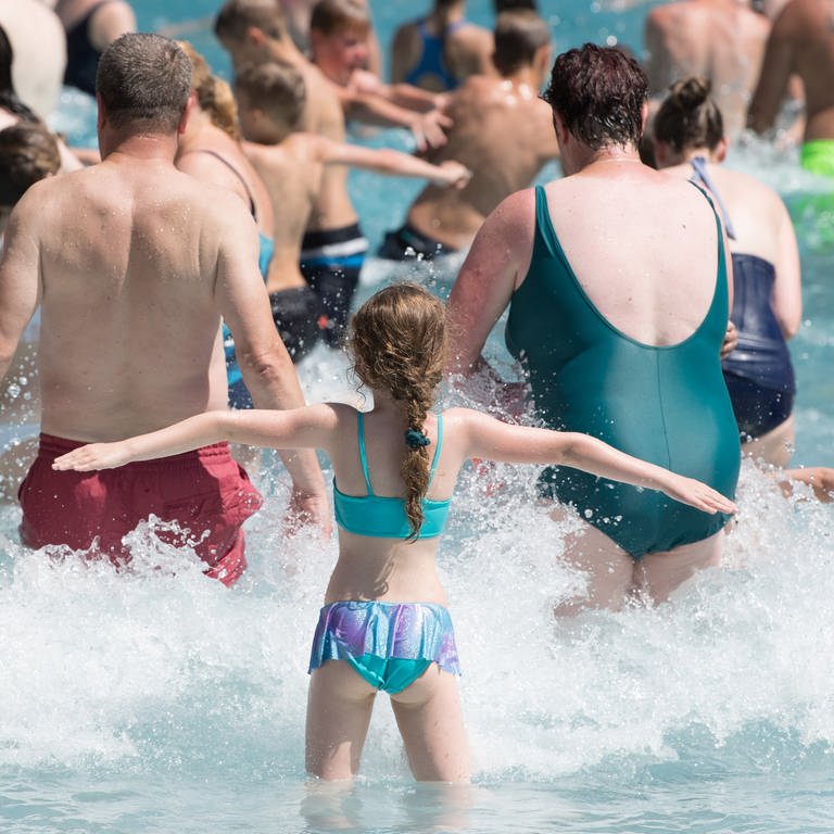 Viele Badegäste in einem Schwimmbad. (Foto: dpa Bildfunk, picture alliance/Sebastian Kahnert/dpa-Zentralbild/dpa)