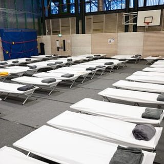 In einer Sporthalle sind dicht an dicht Feldbetten als Notlager aufgebaut. Wenn das Gas knapp werden sollte, ist der Landkreis Ludwigsburg darauf vorbereitet, rund 5.000 Menschen Zuflucht zu bieten. 