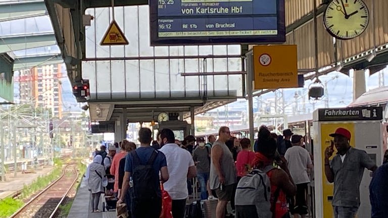Reisende am Stuttgarter Hauptbahnhof (Foto: SWR, Simone Steffan)