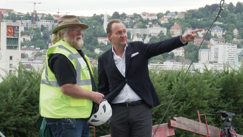 Landschaftsgärtner Martin Belz und Frank Beling vom Bauherr, der Ferdinand Piëch Holding, auf dem Dach des Gebäudes in der Stadtmitte von Stuttgart.  (Foto: SWR)
