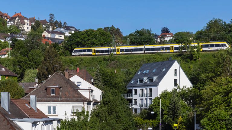 Panoramabahn-Strecke der Gäubahn in Stuttgart mit Regionalzug.