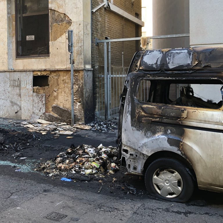 Neun geparkte Fahrzeuge sind in der Nacht auf Dienstag in der Stuttgarter Urbanstraße in Brand geraten. Dabei wurde auch die Fassade des türkischen Konsulats beschädigt.  (Foto: SWR, Verena Neuhausen)