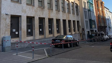 Neun geparkte Fahrzeuge sind in der Nacht auf Dienstag in der Stuttgarter Urbanstraße in Brand geraten. Dabei wurde auch die Fassade des türkischen Konsulats beschädigt.  (Foto: SWR, Verena Neuhausen)