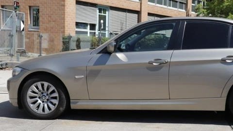  In diesem älteren graubraunen BMW 320 mit Ludwigsburger Kennzeichen könnten - so vermuten die Ermittler - die 17-jährige Tabitha E. und der 35- Tatverdächtige gesehen worden sein.  (Foto: dpa Bildfunk, picture alliance/dpa/Polizeipräsidium Ludwigsburg )