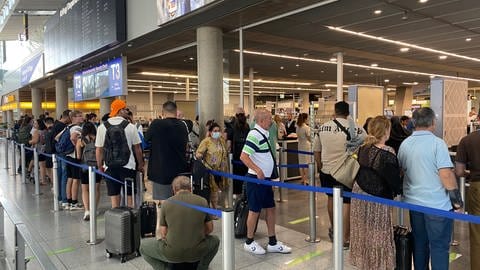 Noch sind im Terminal 3 des Flughafens Stuttgart die Warteschlagen vor den Sicherheitskontrollen überschaubar. Zu Beginn der Ferien wird sich die Wartezeit wohl erhöhen. (Foto: SWR, Thomas Fritzmann)