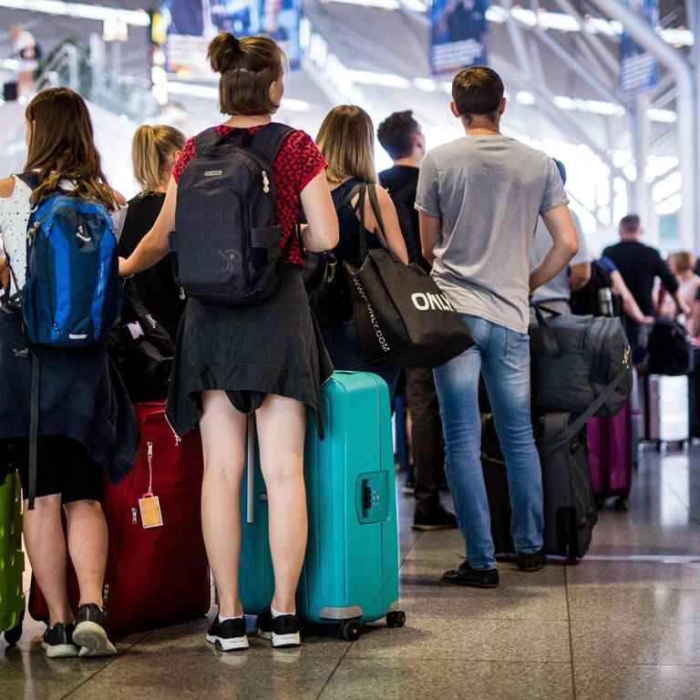 Am Flughafen Stuttgart werden am ersten Ferienwochenende 100.000 Passagiere erwartet. (Foto: dpa Bildfunk, picture alliance/dpa | Christoph Schmidt)