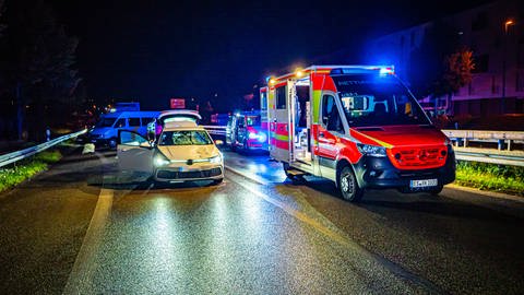 Ein 35-jähriger Fußgänger ist am Dienstagmorgen bei einem Unfall auf der B10 bei Esslingen tödlich verletzt worden. Er wurde von einem Auto erfasst. (Foto: 7aktuell)