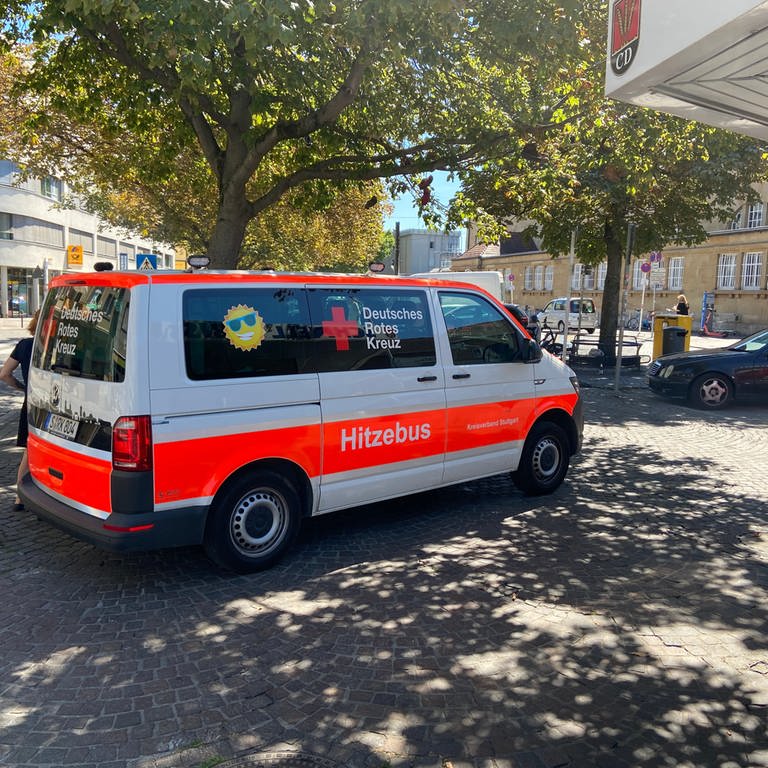 Bei Temperaturen über 30 Grad wird auch der Stuttgarter Hitzebus gerne im Schatten abgestellt. Er versorgt Obdachlose mit Wasser und Sonnencreme. (Foto: SWR, Foto: Martin Rottach)