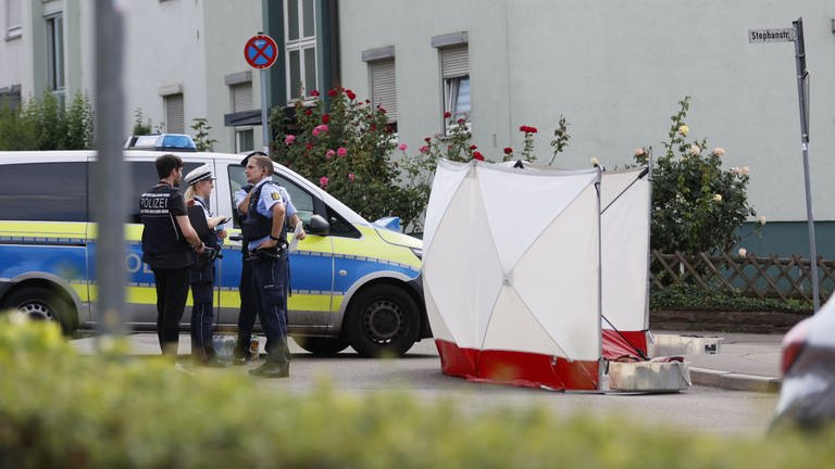 Einsatzkräfte der Polizei neben dem abgeschirmten Tatort in Ludwigsburg. Dort wurde am Dienstag ein 79-jähriger Mann erstochen. (Foto: dpa Bildfunk, picture alliance/dpa/KS-Images | Karsten Schmalz)