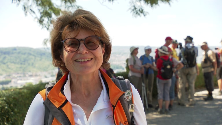 Wanderführerin Brigitte Kanzer-Hamatscheck vom Schwäbischen Albverein führte ihre Wandertagsgruppe hinauf zur Grabkapelle. (Foto: SWR, Siri Warrlich)