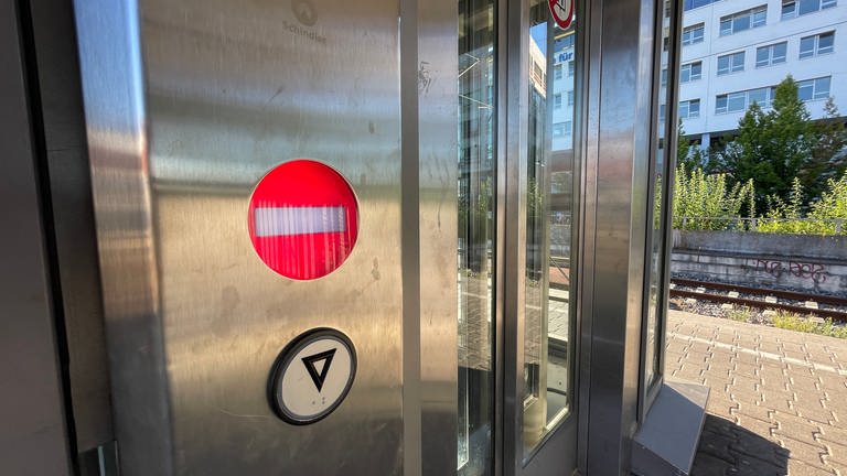 Auch oben am Gleis stehen Gehbehinderte im zweifelsfall ratlos am Aufzug. Hinunter geht es nur mit zwei steilen Treppen. (Foto: SWR, Fabian Ziehe)