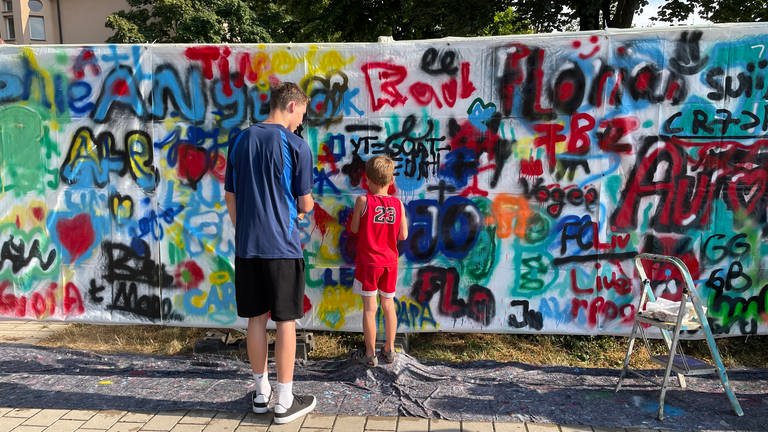 Graffittis sprühen, auch das konnten die Kinder mal ausprobieren. (Foto: SWR, Fabian Ziehe)