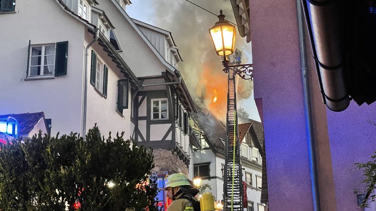 Ein Dachstuhlbrand in Esslingen fordert vier Verletzte und richtet einen halbe Million Euro Schaden an. (Foto: 7aktuell /Alexander Hald)