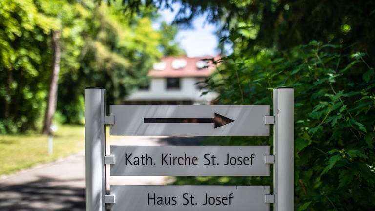Ein Wegweiser auf dem Klostergelände St. Josefsheim in Ludwigsburg-Hoheneck: Bis in die 80er-Jahre gab es dort ein Kinderheim, in dem es zu schweren Missbrauchsfällen gekommen ist.