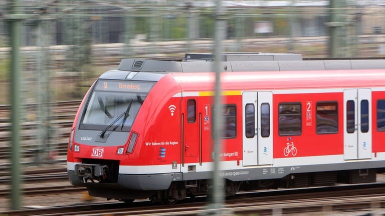 Eine S-Bahn der Baureihe 430 bei der Fahrt nach Herrenberg am Hauptbahnhof Stuttgart.