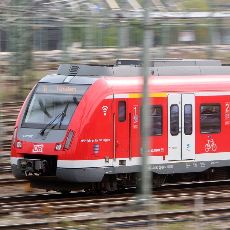 Eine S-Bahn der Baureihe 430 bei der Fahrt nach Herrenberg am Hauptbahnhof Stuttgart. (Foto: IMAGO, IMAGO / Ralph Peters)