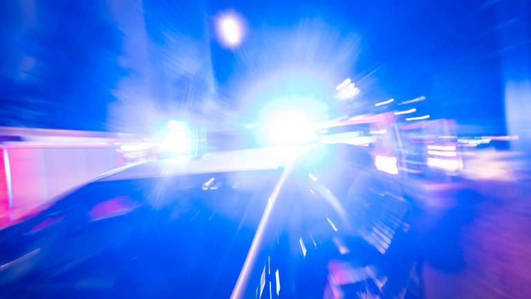 Blaulichtanlage eines Polizeifahrzeugs. Am Sonntag kam es auf der B10 bei Ludwigsburg zu einem schweren Verkehrsunfall.